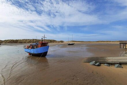 ROSE SUITE, family friendly, country holiday cottage in Barmouth