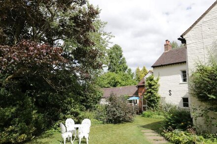 THE COTTAGE, with a garden in Elmley Castle