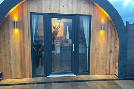 Luxury seafront glamping pod with private patio and Hydropool Jaccuzi