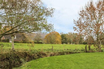 OLD HALL BARN 4, pet friendly, with hot tub in Church Stretton