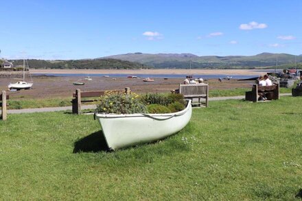 SEA VIEW APARTMENT, pet friendly in Borth-Y-Gest