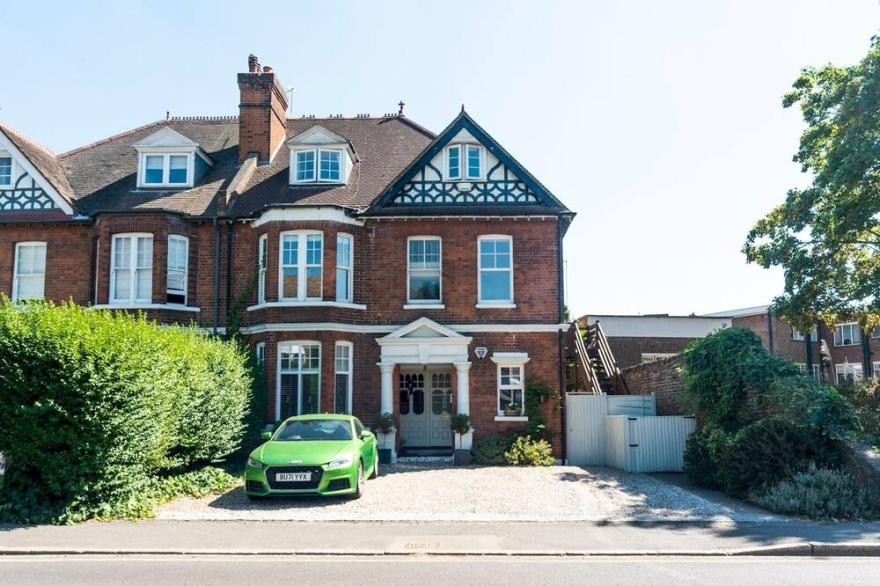 Pass The Keys | Victorian Flat A Stones Throw From Hampton Court