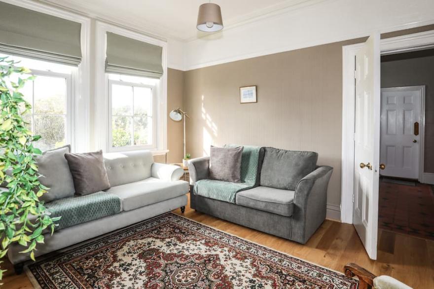 GWYNLE - CHWILOG, pet friendly, character holiday cottage in Chwilog