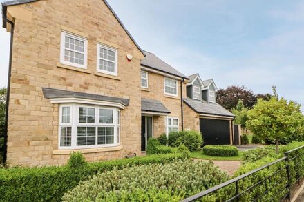 ASHTREE, pet friendly, character holiday cottage in Barnard Castle