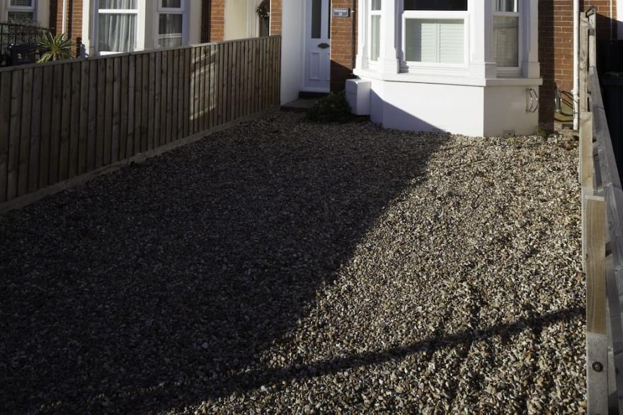Sleeps 8, 2 bathrooms, Bembridge village & beaches, Dog friendly garden