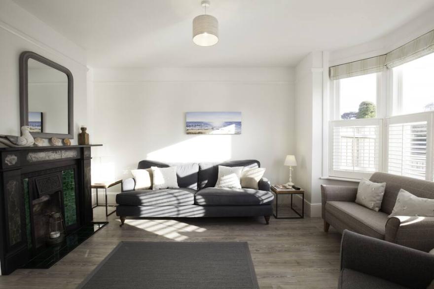 Sleeps 8, 2 bathrooms, Bembridge village & beaches, Dog friendly garden