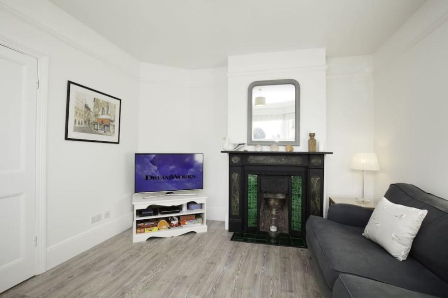 Sleeps 8, 2 bathrooms, Bembridge village & beaches, Dog friendly garden