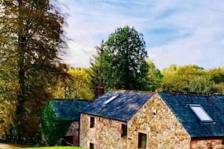 Cumbrian Stone Barn With Hot Tub