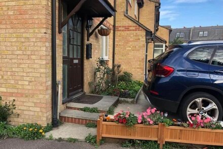 Cheerful 4 bedroom house with garden free parking centrally located in London