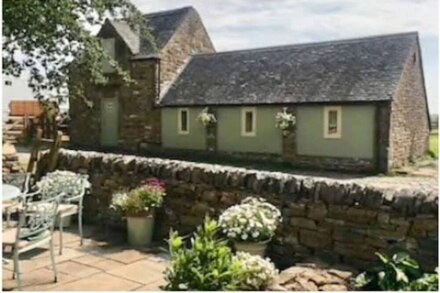 Swimming Pool & Dog Friendly Peak District Cottage