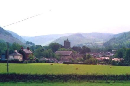 Comfy cottage in glorious West Wales perfect for mountains or coast sleeps 9