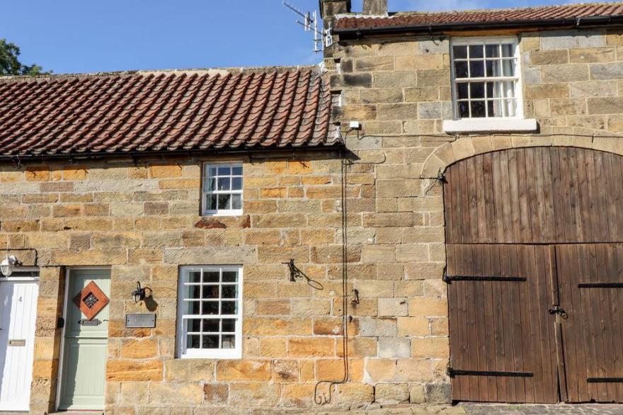 MICHAELMASS COTTAGE, romantic, character holiday cottage in Castleton