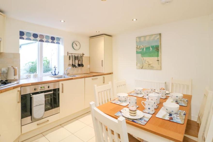 LOBSTER COTTAGE, family friendly in Brewers Quay Harbour