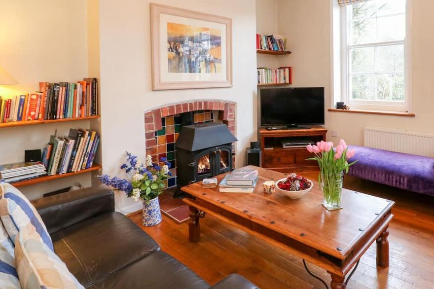 JASMINE COTTAGE, pet friendly, country holiday cottage in Totnes