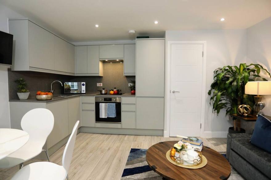 Chic 3Bed/2Bath Duplex Flat with Parking and Free WIFI