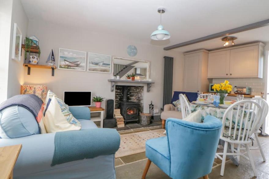 46 CROWTHERS HILL, family friendly, with open fire in Dartmouth