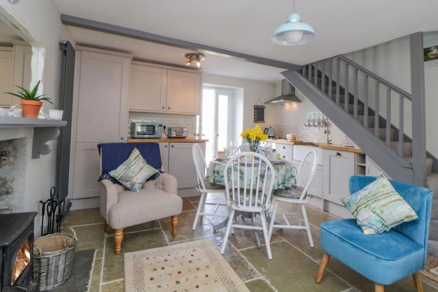 46 CROWTHERS HILL, family friendly, with open fire in Dartmouth