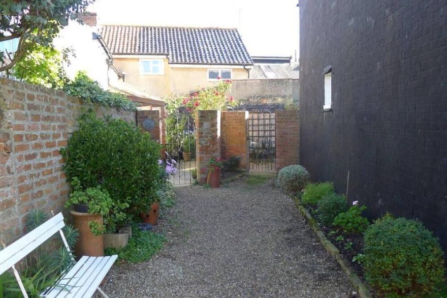 Loom Cottage, Central SouthWold, Pet Friendly & Parking  (Sleeps 4, 2 Bedroom)