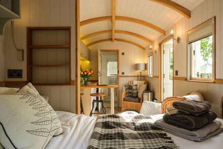 a beautiful rural shepherd hut with hot tub !