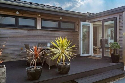 Modern, luxury bungalow - perfect for families or friends to relax!