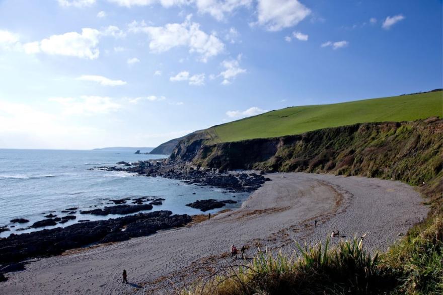 Luxury coastal cottage 20m  from the beach. Fantastic sea views. Dog friendly.