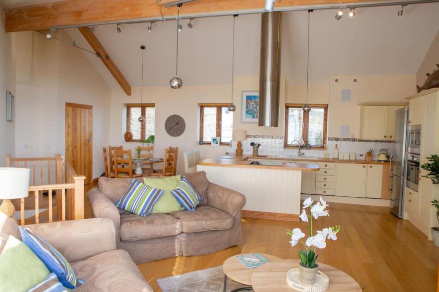 Luxury coastal cottage 20m  from the beach. Fantastic sea views. Dog friendly.