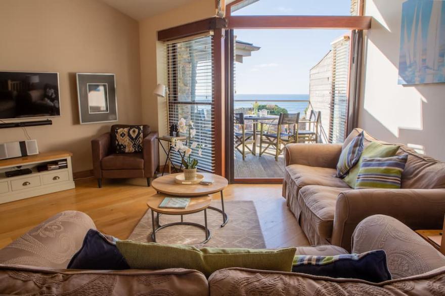Luxury coastal cottage 20m  from the beach. Fantastic sea views. Dog friendly.