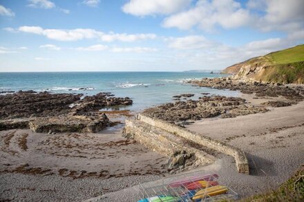 Luxury coastal cottage 20m  from the beach. Fantastic sea views. Dog friendly.