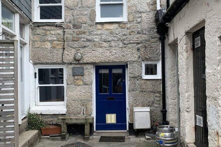 Little Courtyard - One Bedroom House, Sleeps 2