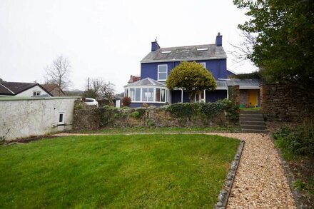 The Cottage, Cheerful 6-Bedroom Cottage-Log Burner & Great Views