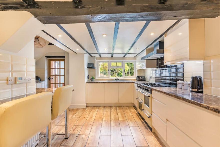 Thatched Cottage, Great for Families & Friends - Dog Friendly!
