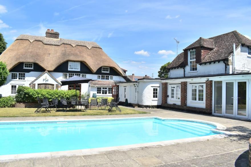 Thatched Cottage, Great For Families & Friends - Dog Friendly!