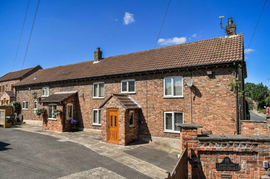 DOVECOTE FARM HOUSE, Family Friendly, With Open Fire In Snaith