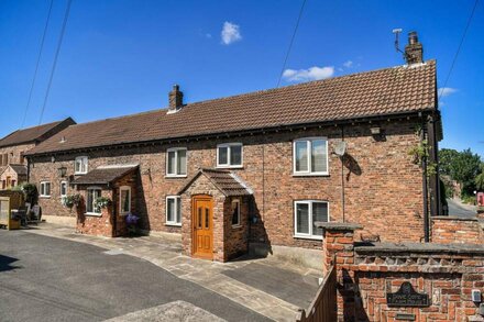 DOVECOTE FARM HOUSE, family friendly, with open fire in Snaith