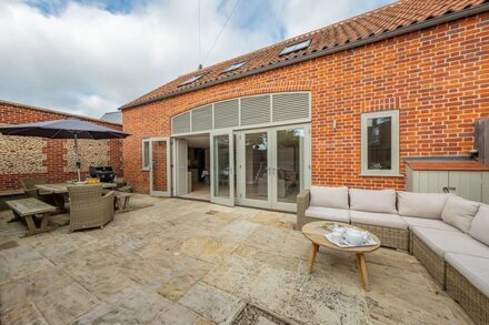 1 Railway Cottages is a beautifully styled, contemporary holiday home in a secluded development in t