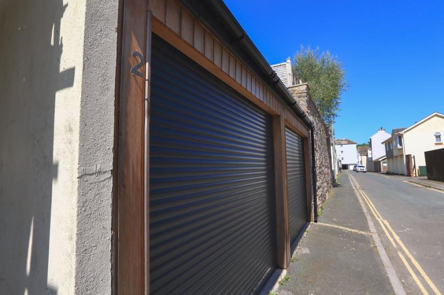COBALT COTTAGE, pet friendly, character holiday cottage in Dartmouth