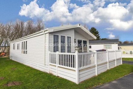 Spacious 8 berth luxury lodge for hire at Broadland Sands in Suffolk ref 20033CV