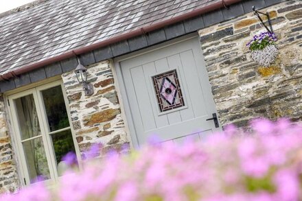 MIMI'S COTTAGE, character holiday cottage, with open fire in St Neot