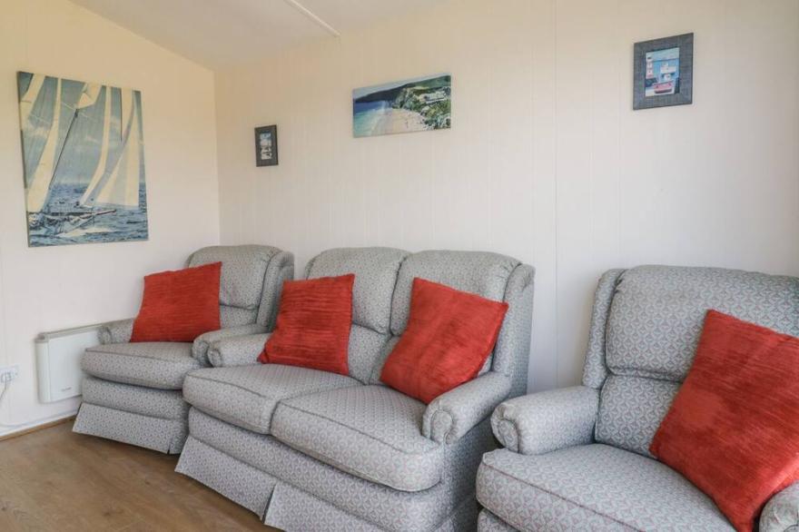 CHALET 113, family friendly, with a garden in St Merryn
