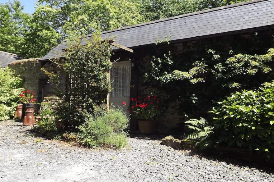 Romantic Cottage in  Snowdonia National Park. Stay in the Woodland's Heart!