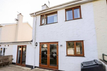 10 Y DDOL, pet friendly, with open fire in Morfa Nefyn