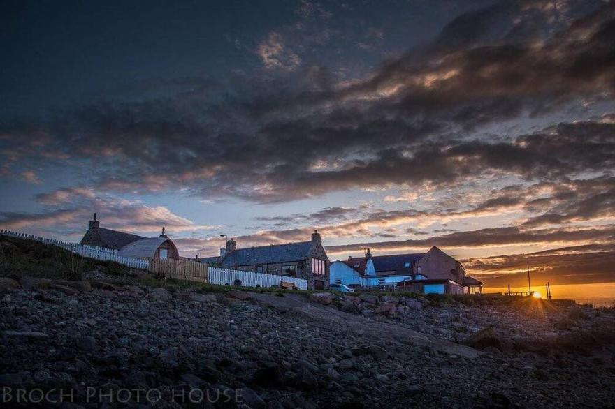 Pew With A View - Pet Friendly Seafront Cottage,  Secure Shorefront Garden