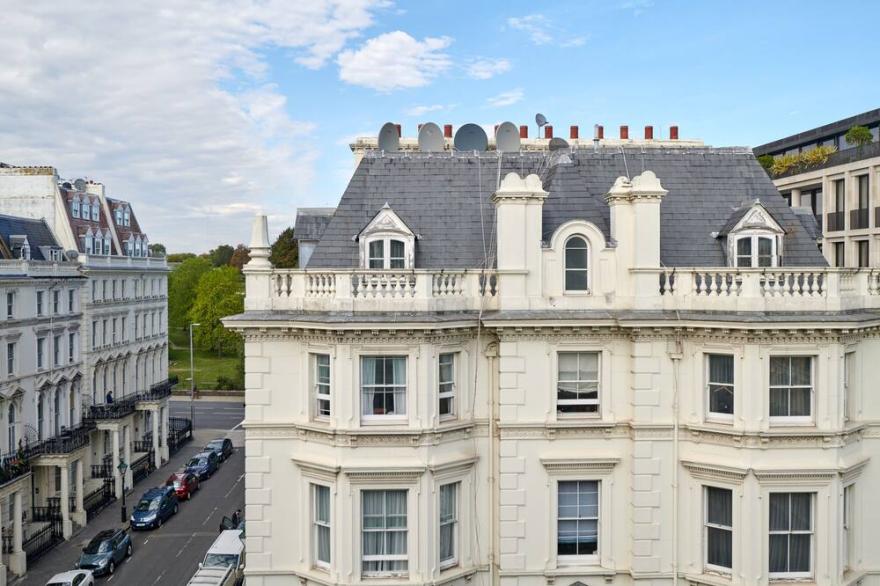 Sonder Kensington Gardens | Queen Room near Hyde Park