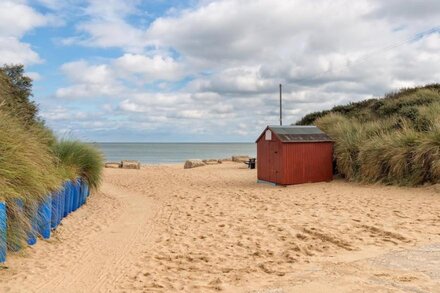 Great chalet to hire in Hemsby nearby the beach in Norfolk ref 18163B