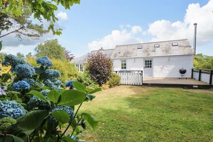 LITTLE CHYGOWLIN, pet friendly, with open fire in Truro