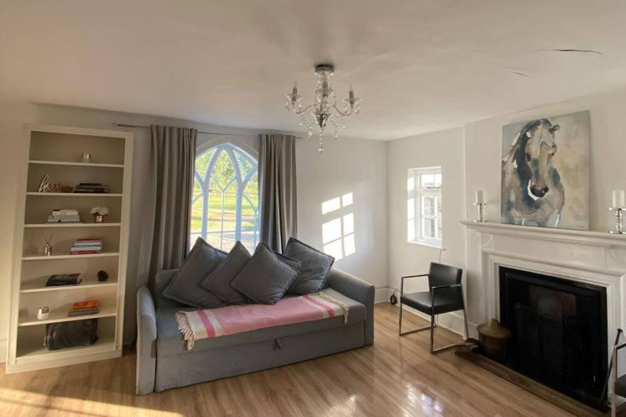 Countryside Farmhouse with heated pool, hot tub, playroom in Essex, near London!