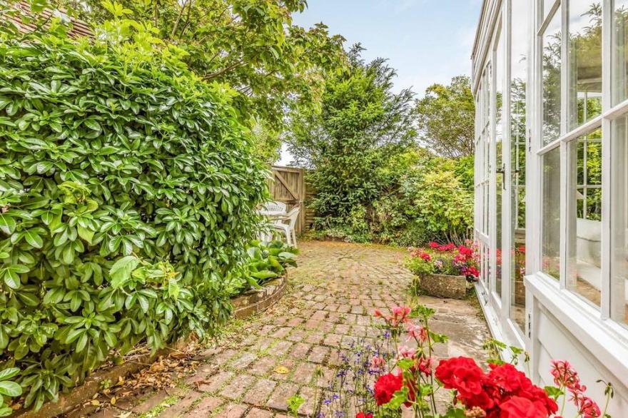 Pass The Keys | Charming Historic Bosham Home Close To Quayside