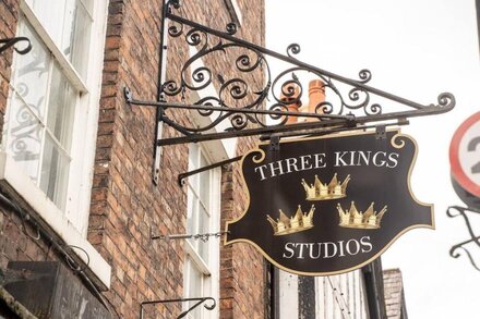 Pass the Keys | Studio 4 Perfect historic city centre location Studio