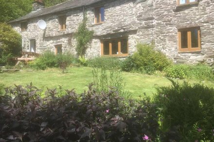 The Low Farm - Beautiful 17th Century stone long house near Coniston