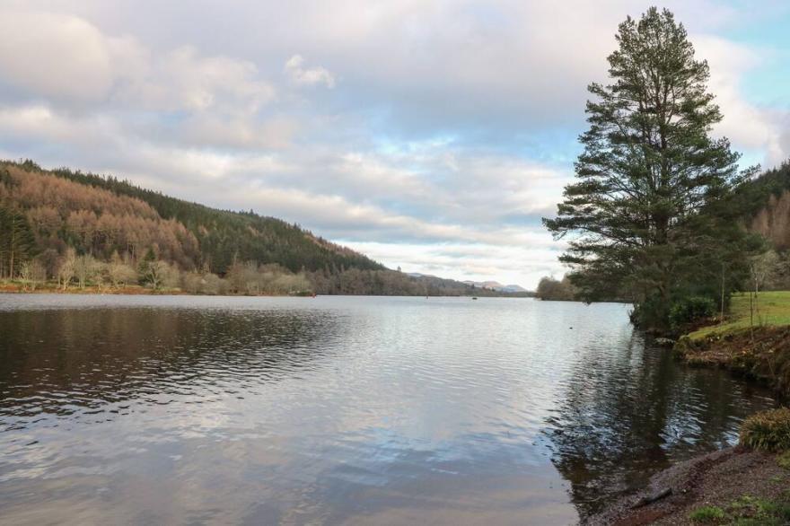 AILSA COTTAGE, pet friendly, with open fire in Fort Augustus